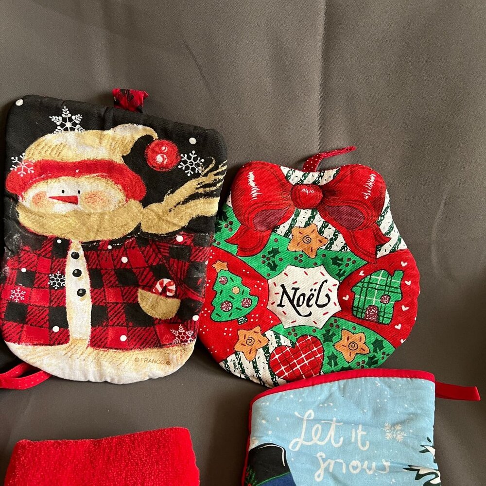 Set Of 8 Christmas-Themed Oven Mitts Pot Holders & Towels Featuring Santa Snowme - Picture 3 of 5